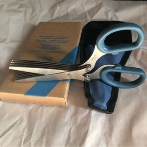 2009 Avon Blue Shredder Scissors with Matching Blue Pouch